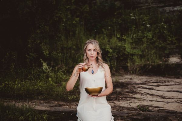 Caroline Weiss, Healing practitioner, channeling Akashic Records and Energy Medicine to support Kundalini awakening and subconscious healing through hypnosis.